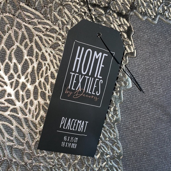 NWT.  4 Pack Gold Metallic Fall Leaf vinyl Placemats - Picture 3 of 4